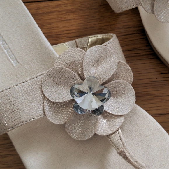 Cream Flower Sandals - Brand new! - Picture 2 of 7